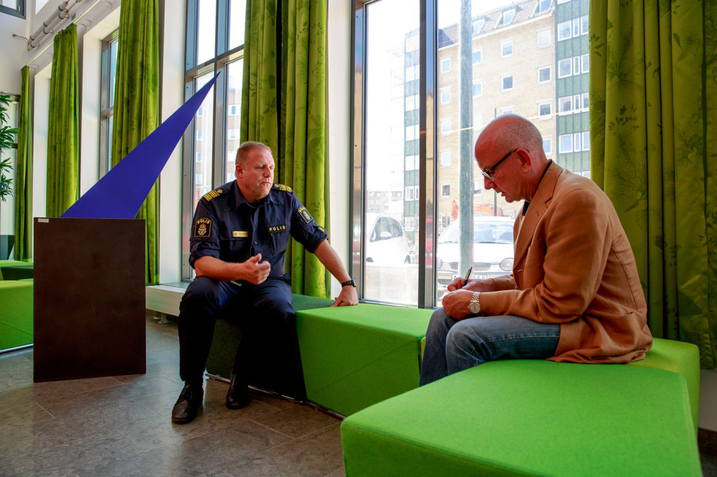 I ett samlingsrum i polishusentrén träffar vi polismästare Stefan Sintéus. Foto: Krister Hansson