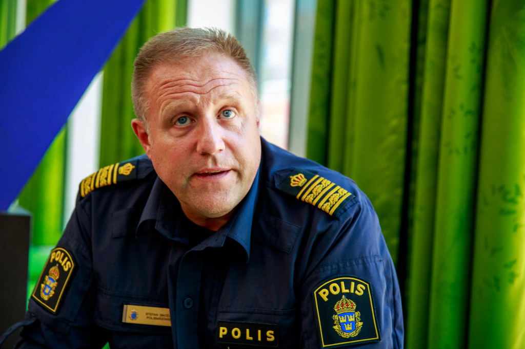 Stefan Sintéus förklarar att polisens utrustning är för tung för att man ska kunna ha patrullerande poliser i problemområdena i Malmö. Foto: Krister Hansson
